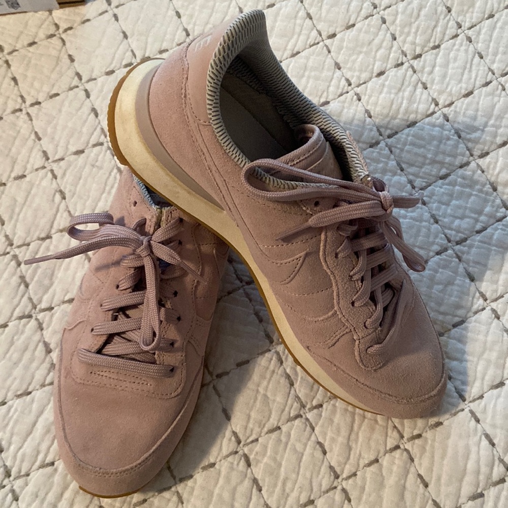 Excellent condition Nike trainers, lavender Size 9.5